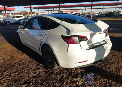 2021 Tesla Model 3 Long Range Dual Motor All-Wheel Drive z USA, uszkodzony, nr VIN 5YJ3E1EB7MF001104